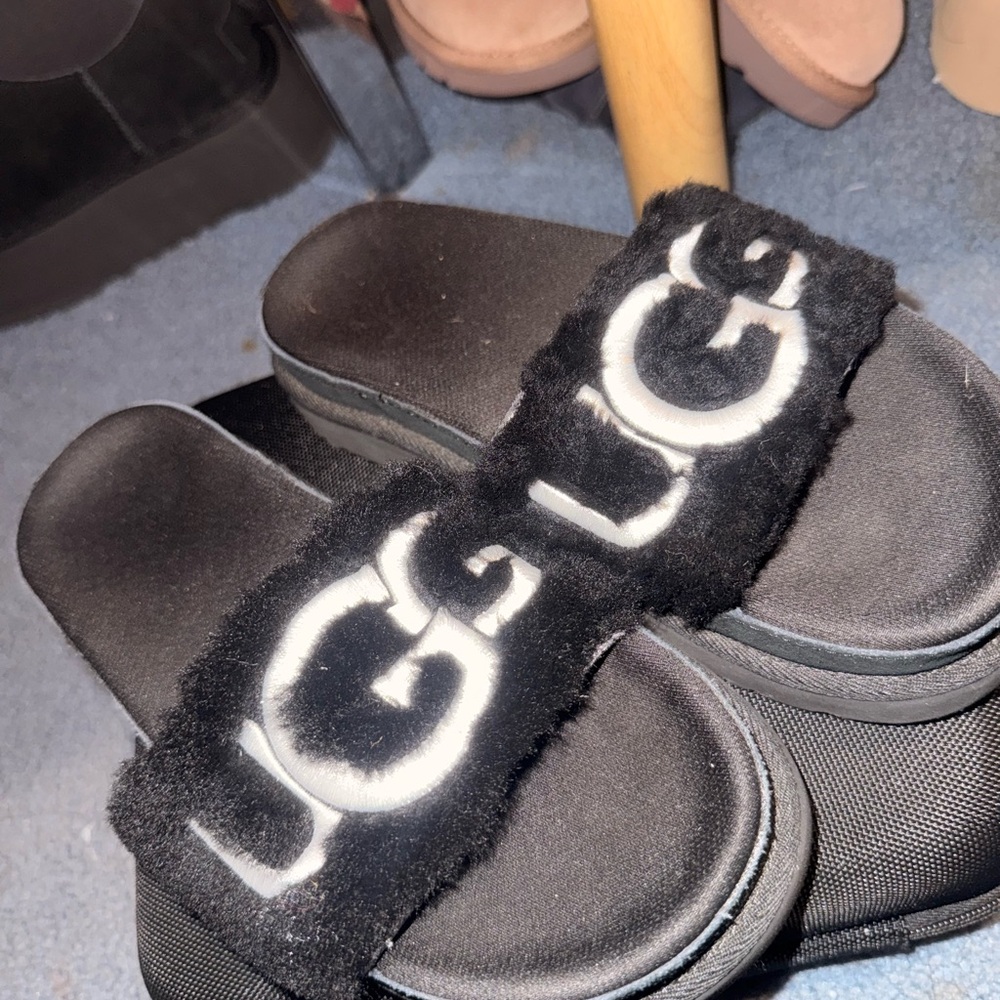UGG Black Fuzzy Logo Slides! 🖤